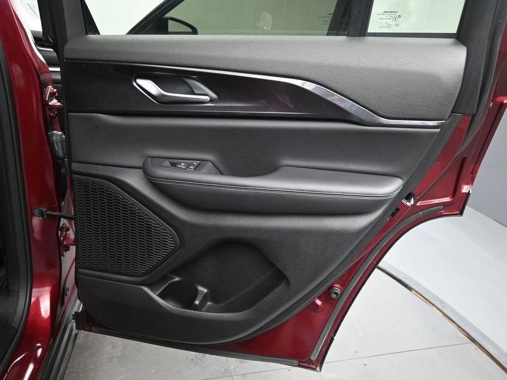 Used 2023 Jeep Grand Cherokee Altitude image 16