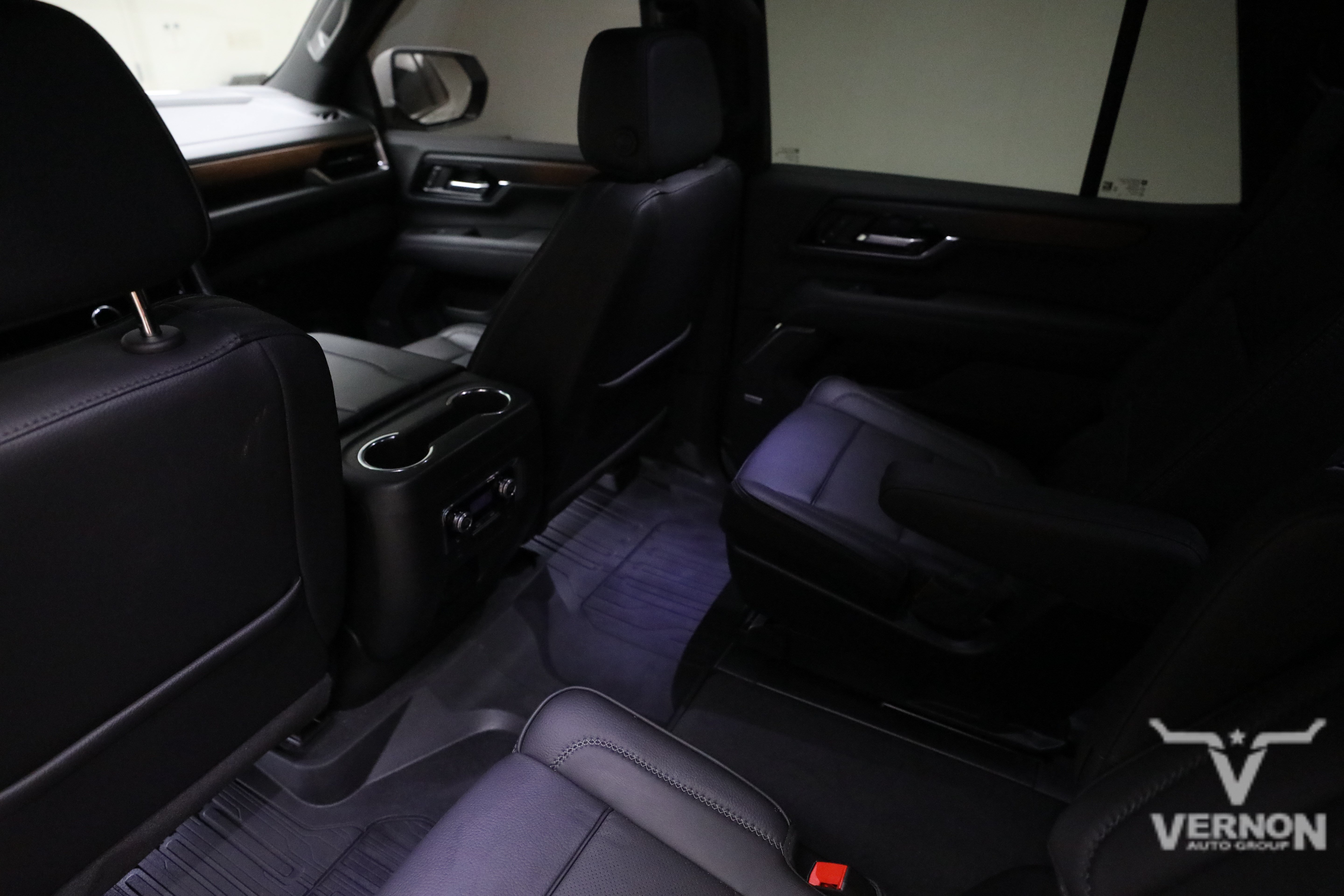 Used 2025 GMC Yukon Denali w/ Sun & Power Step Package AWD/4WD image 9