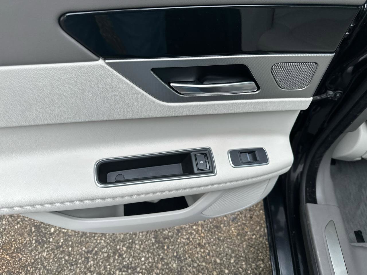 Used 2017 Jaguar XF Prestige image 30