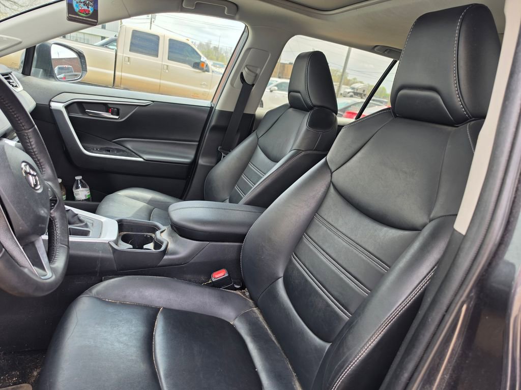 Used 2021 Toyota RAV4 XLE Premium image 6