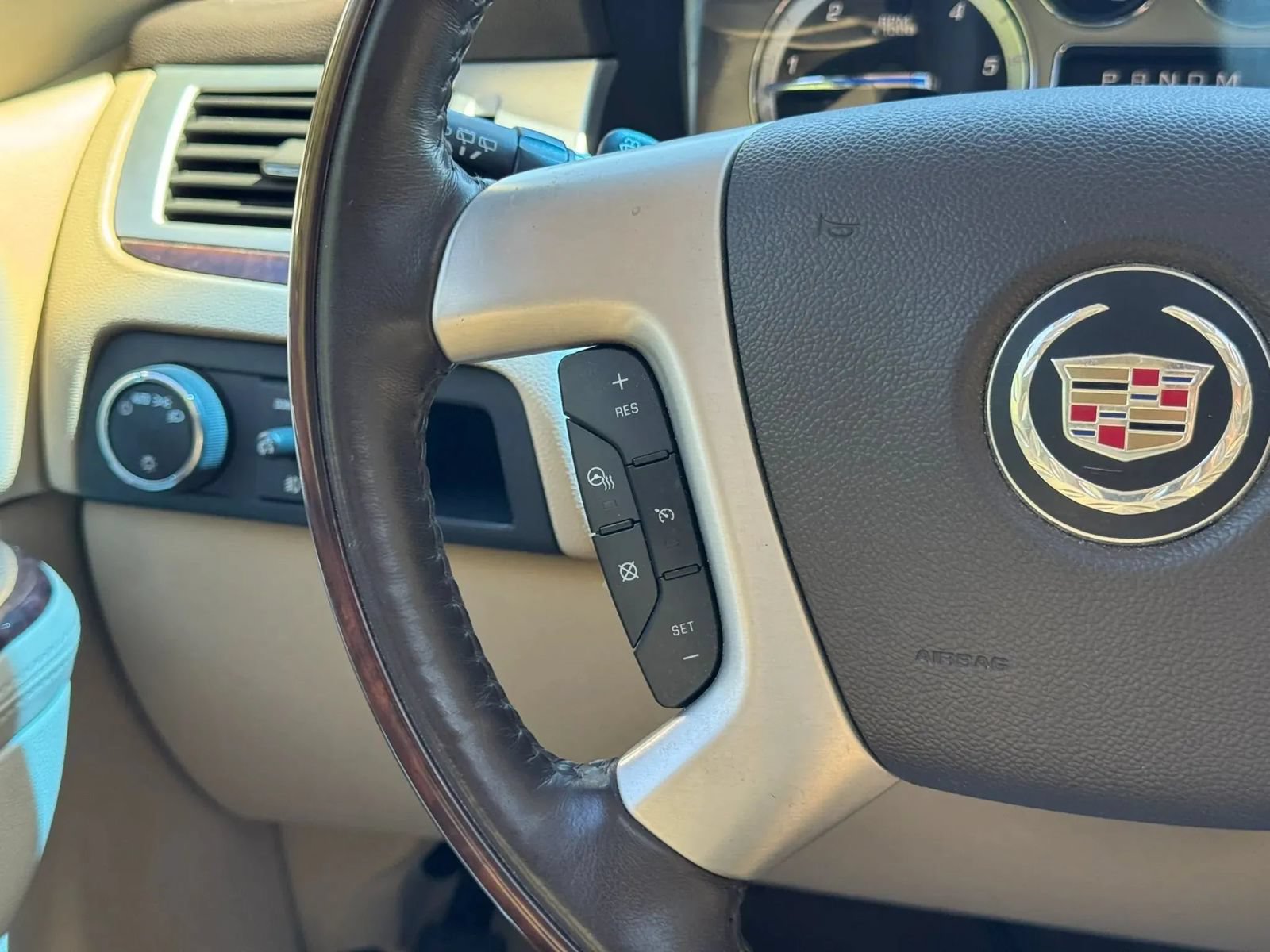 Used 2012 Cadillac Escalade Premium AWD/4WD image 32