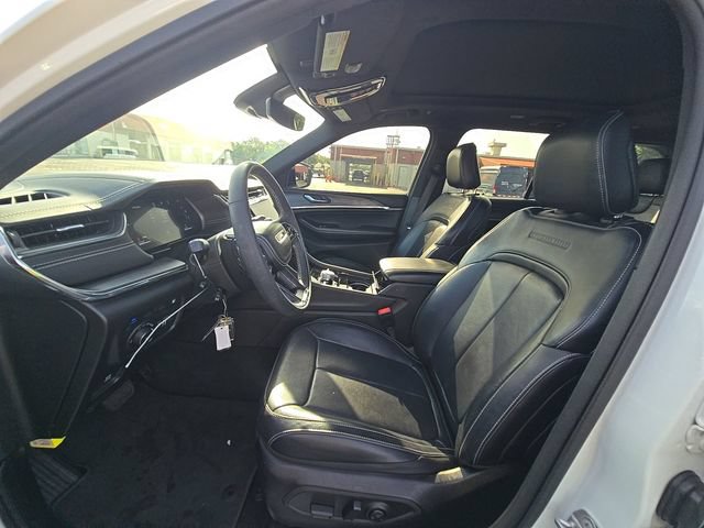 Used 2023 Jeep Grand Cherokee Overland AWD/4WD image 6