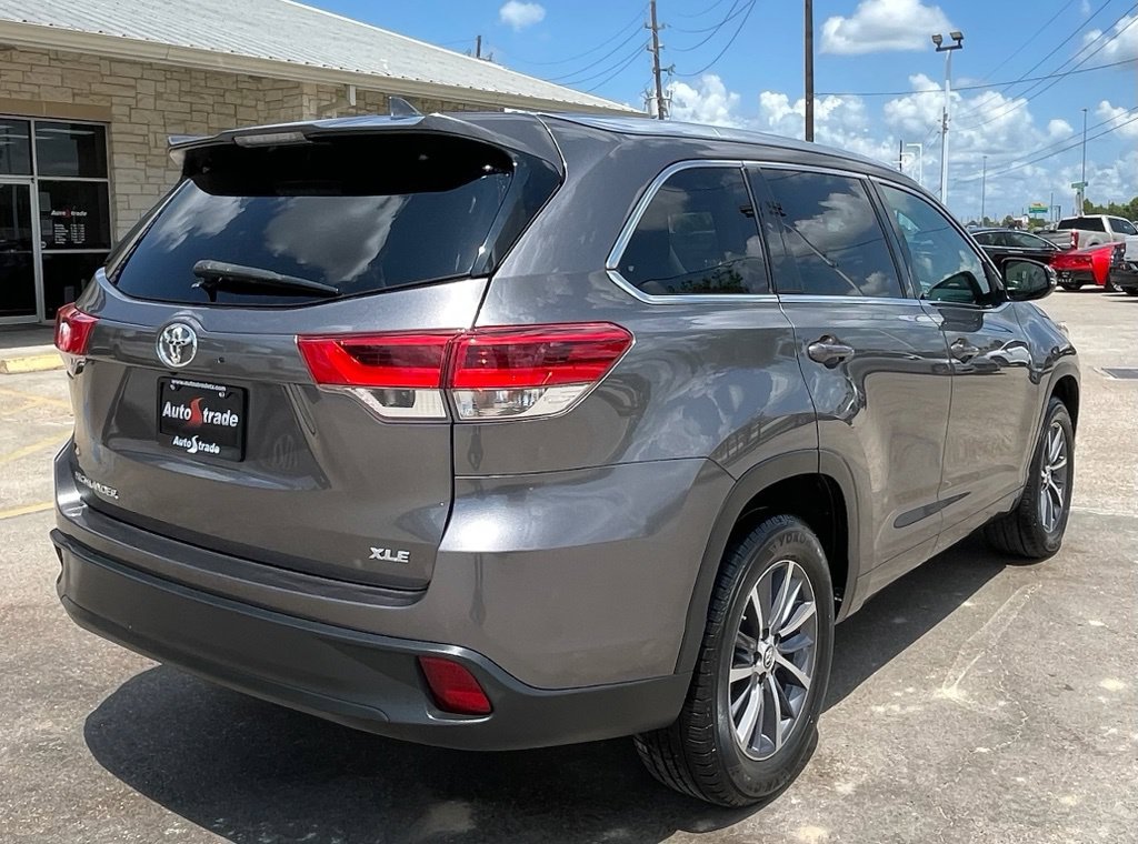 Used 2017 Toyota Highlander XLE FWD image 3