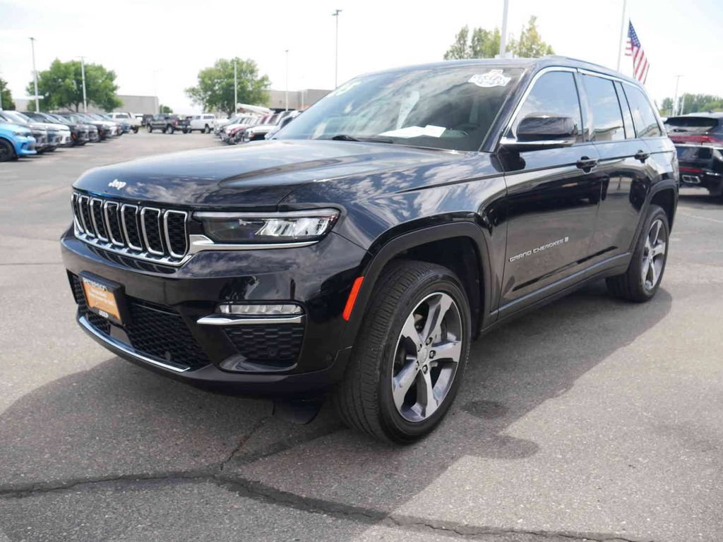 Certified 2025 Jeep Grand Cherokee Limited w/ Luxury Tech Group II AWD/4WD image 5