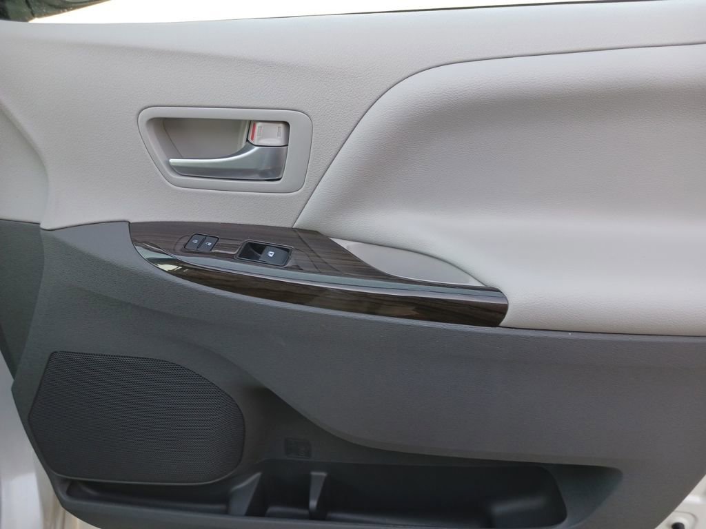 Used 2015 Toyota Sienna XLE Premium image 18