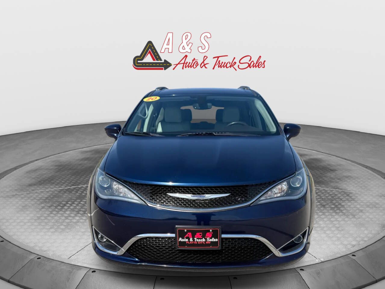 Used 2020 Chrysler Pacifica Touring-L Plus FWD image 2