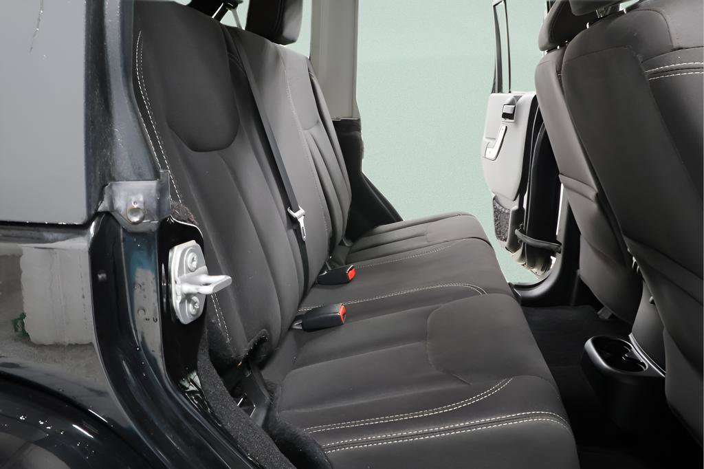 Used 2018 Jeep Wrangler Unlimited Sahara w/ Connectivity Group image 27