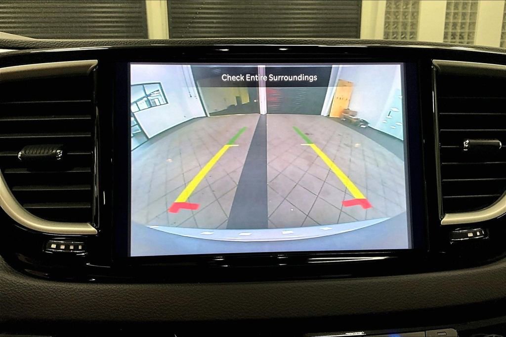 Used 2024 Chrysler Pacifica Touring-L image 14