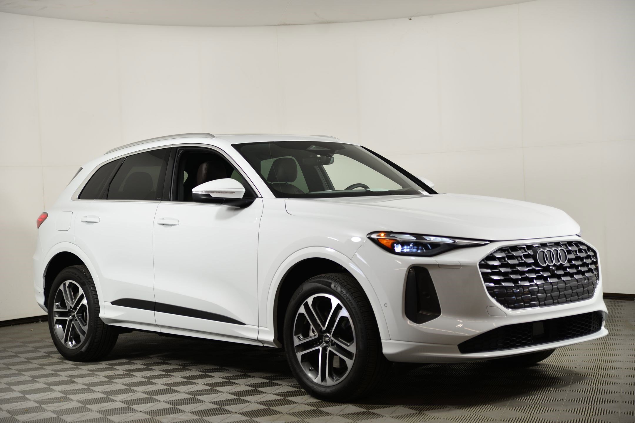 Certified 2025 Audi Q5 Premium w/ Convenience Package image 6