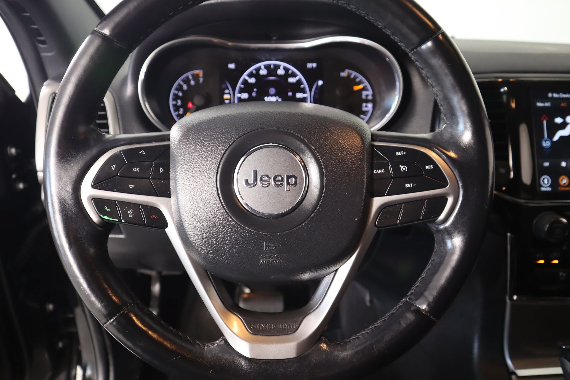 Used 2022 Jeep Grand Cherokee Laredo X AWD/4WD image 3