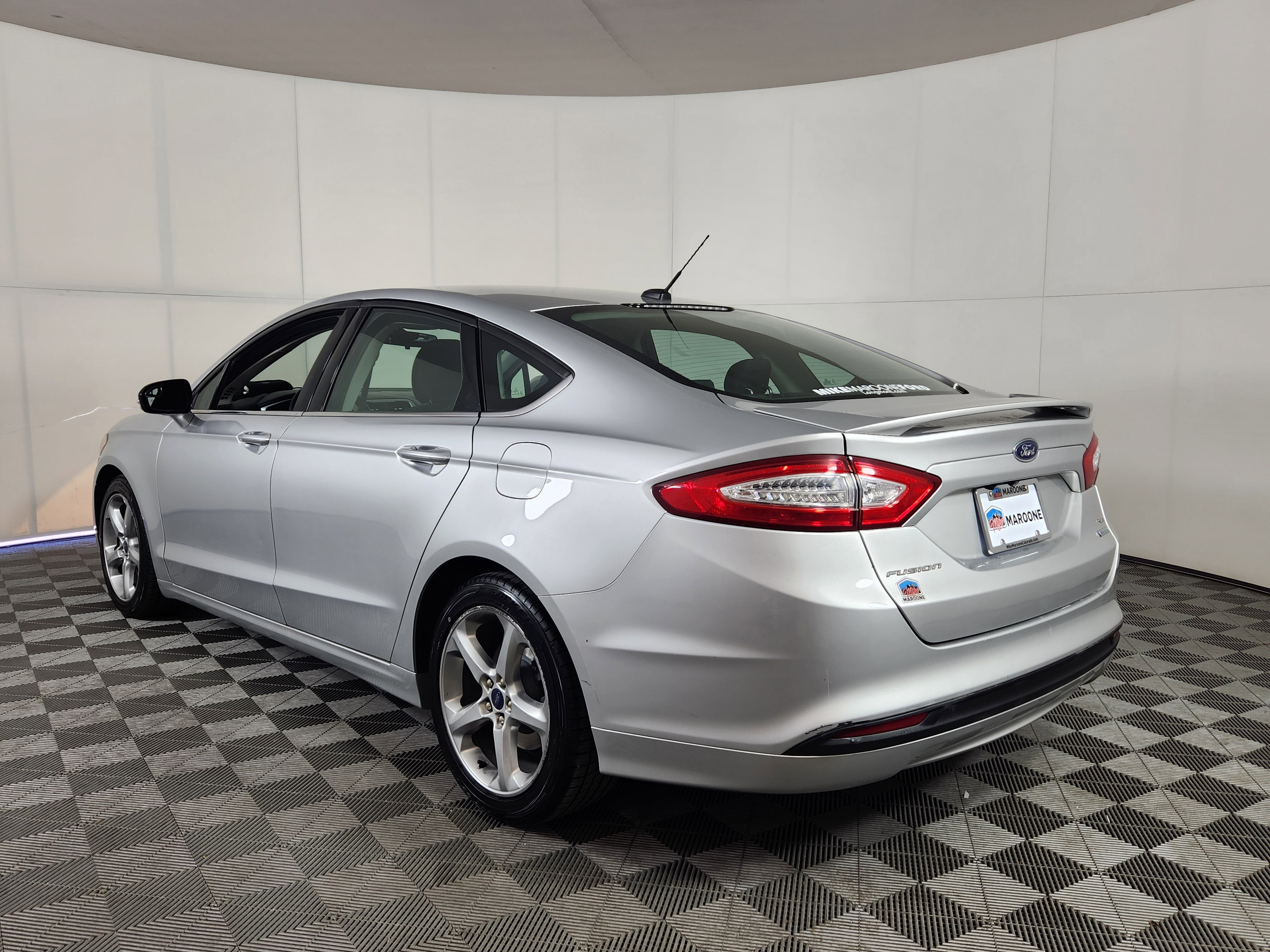 Used 2016 Ford Fusion SE w/ Equipment Group 201A FWD image 5