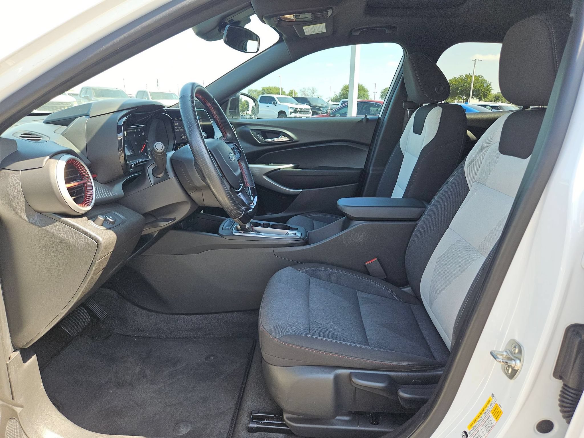 Certified 2025 Chevrolet Trax RS w/ Sunroof Package FWD image 9