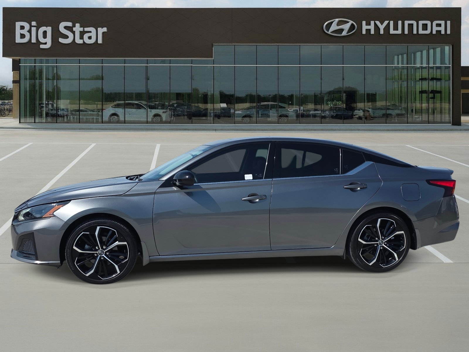Used 2023 Nissan Altima 2.5 SR w/ SR Premium Package FWD image 2