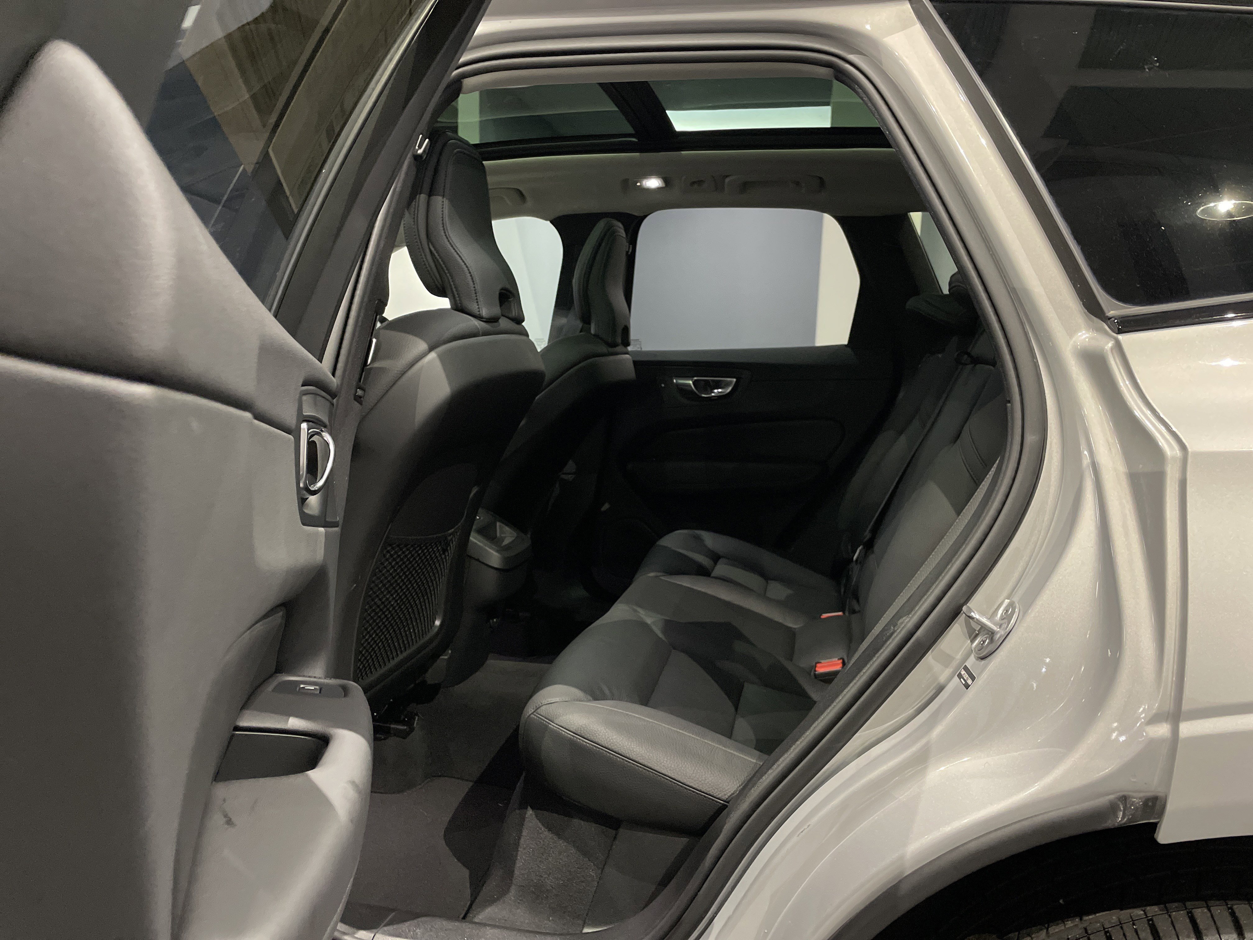 Used 2025 Volvo XC60 B5 Plus image 36