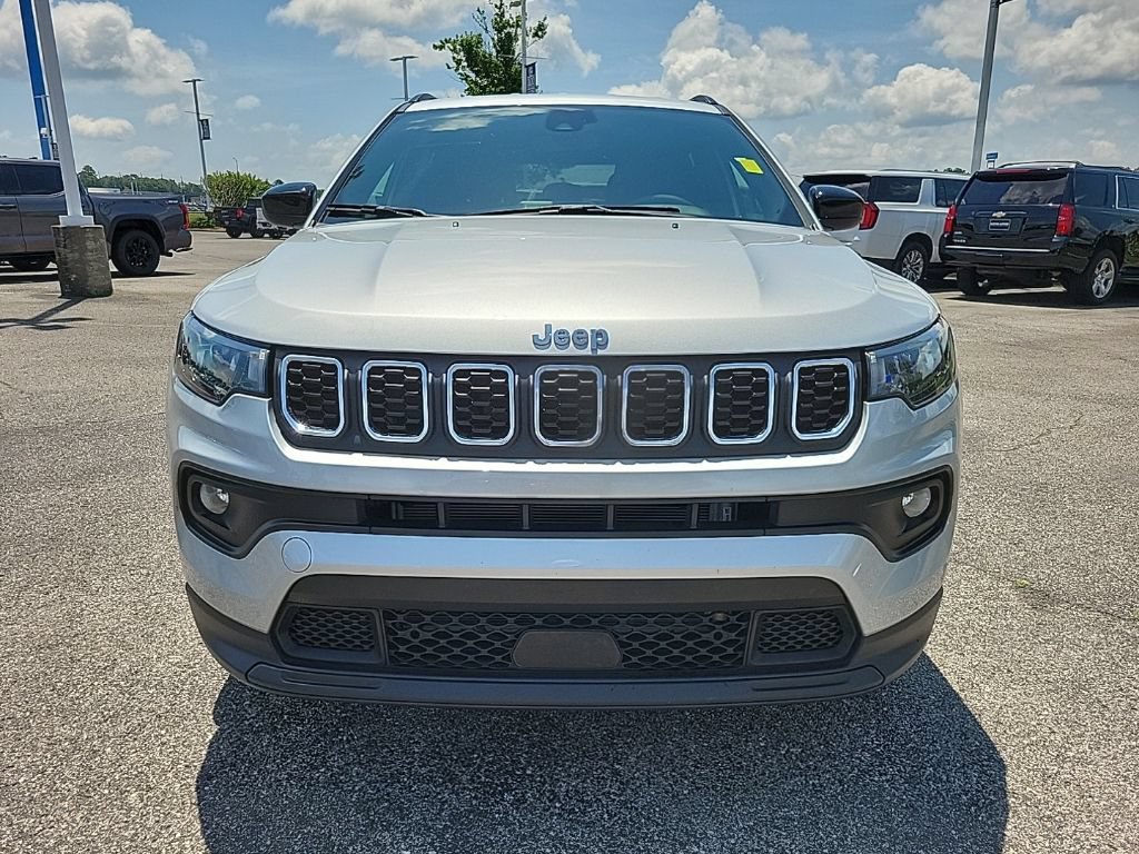 Used 2025 Jeep Compass Latitude AWD/4WD image 2