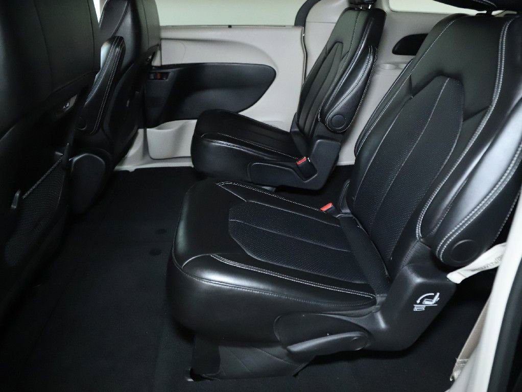 Used 2024 Chrysler Pacifica Touring-L image 14