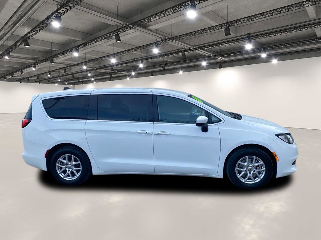 Used 2023 Chrysler Voyager LX image 8