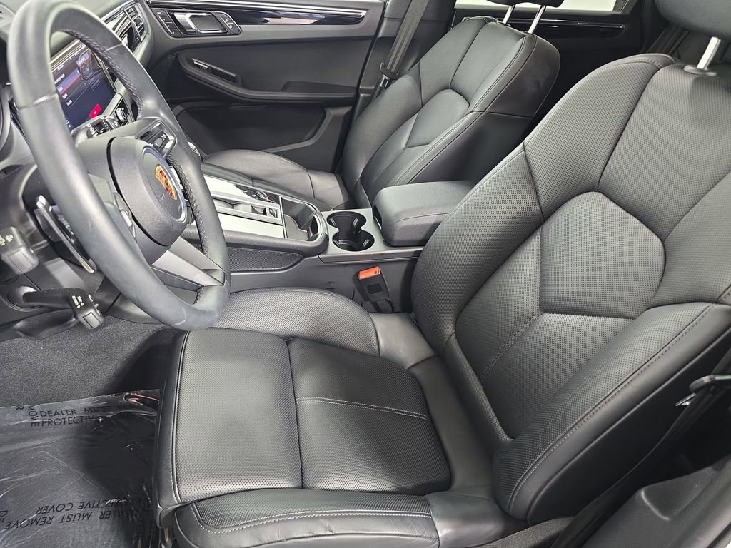 Certified 2025 Porsche Macan image 5