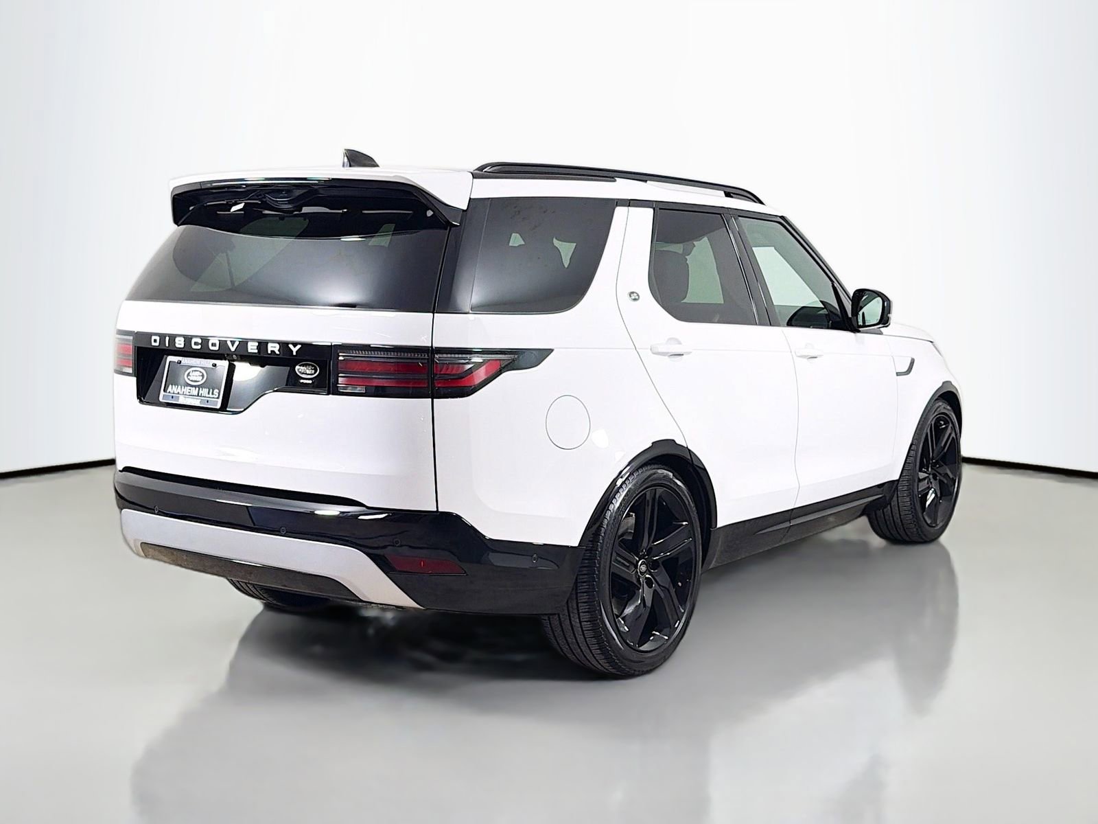 Certified 2023 Land Rover Discovery Metropolitan Edition AWD/4WD image 5