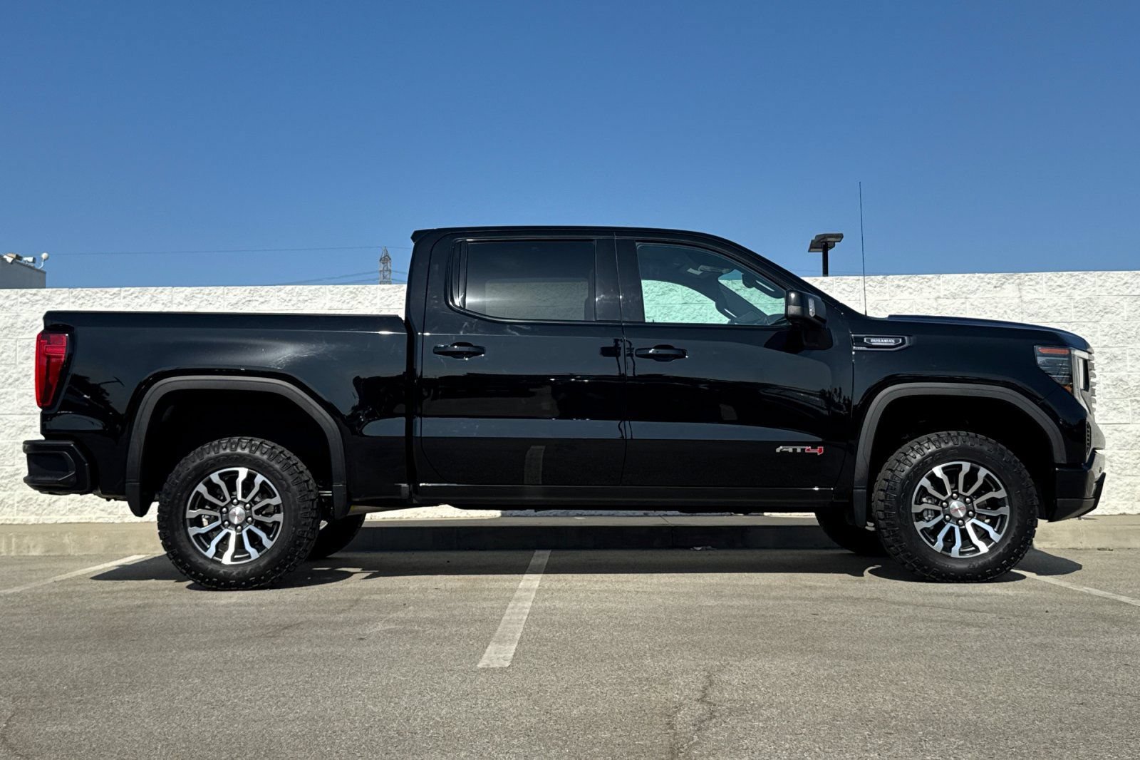 Certified 2023 GMC Sierra 1500 AT4 w/ AT4 Preferred Package AWD/4WD image 3