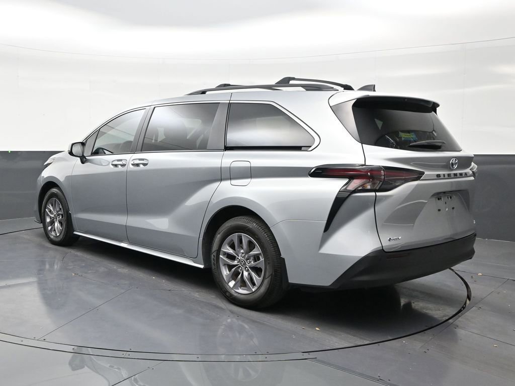 Used 2025 Toyota Sienna XLE image 3