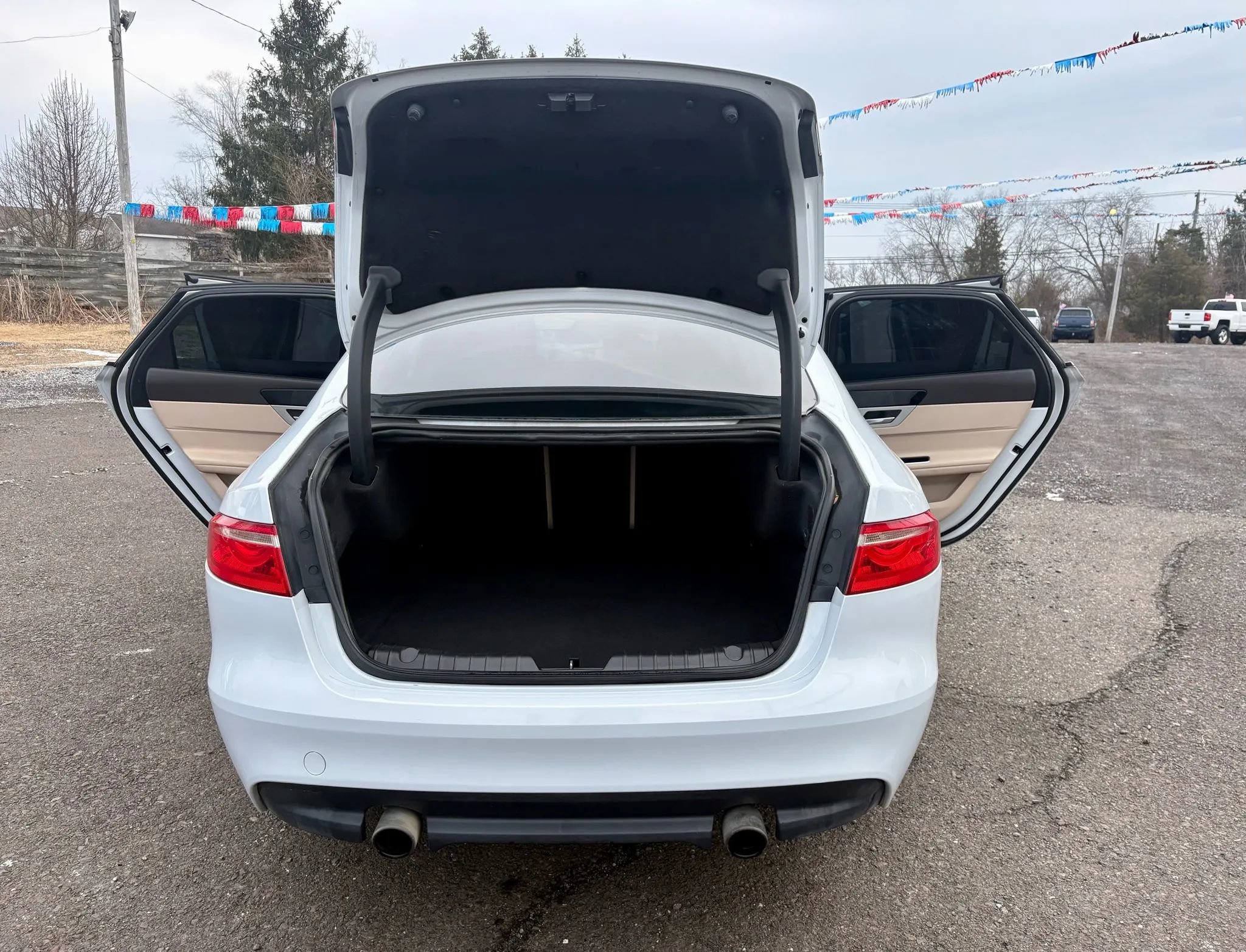 Used 2016 Jaguar XF Premium image 19