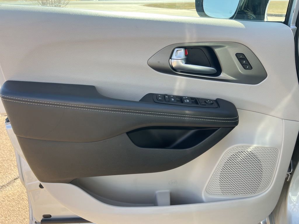 Used 2024 Chrysler Pacifica Touring-L image 12