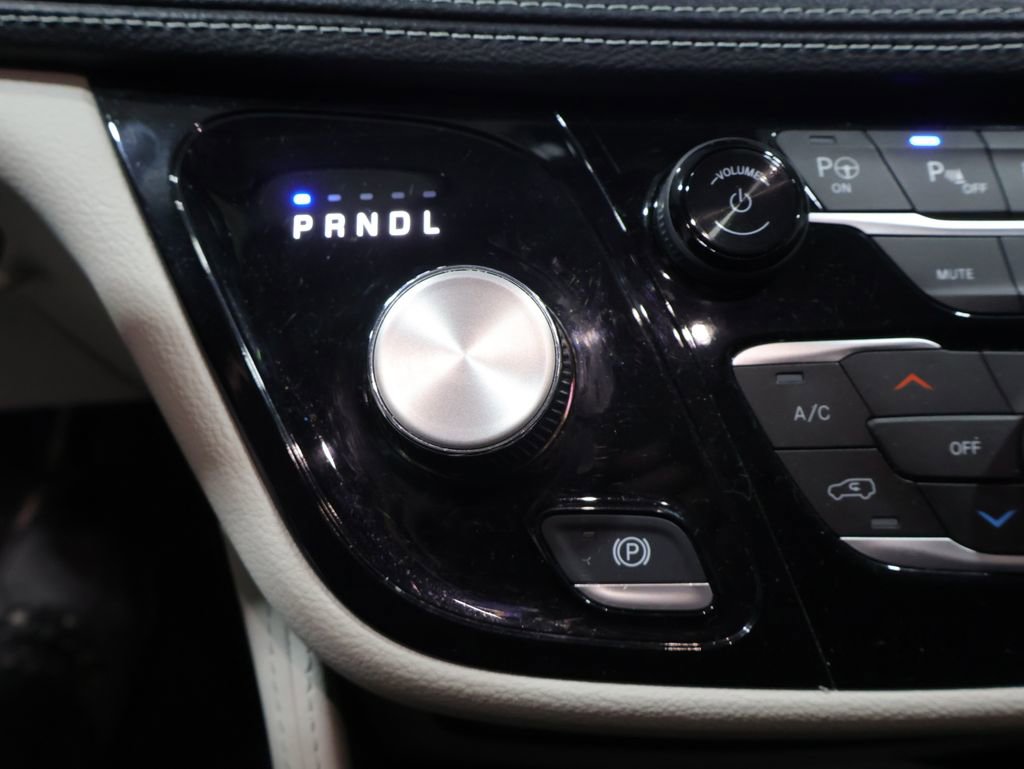 Used 2024 Chrysler Pacifica Limited w/ Uconnect Theater Family Group image 35