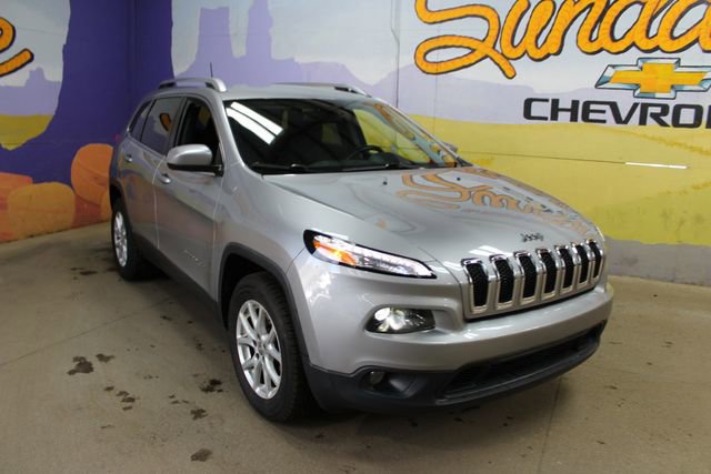 Used 2017 Jeep Cherokee Latitude w/ Cold Weather Group AWD/4WD image 4
