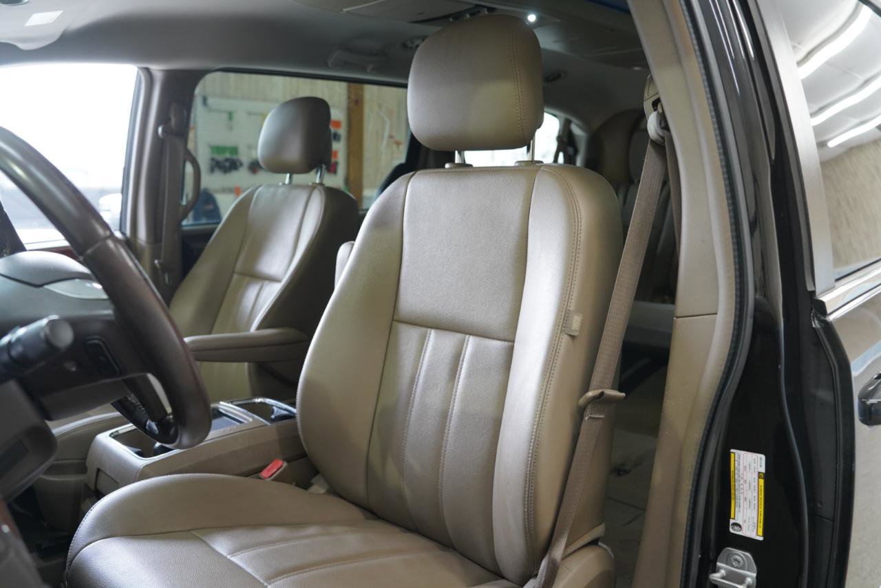 Used 2016 Chrysler Town & Country Touring FWD image 24