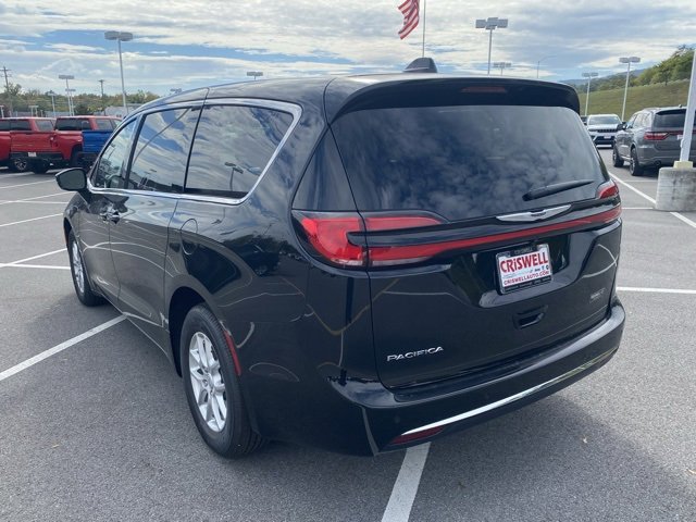 New 2026 Chrysler Pacifica Select image 4