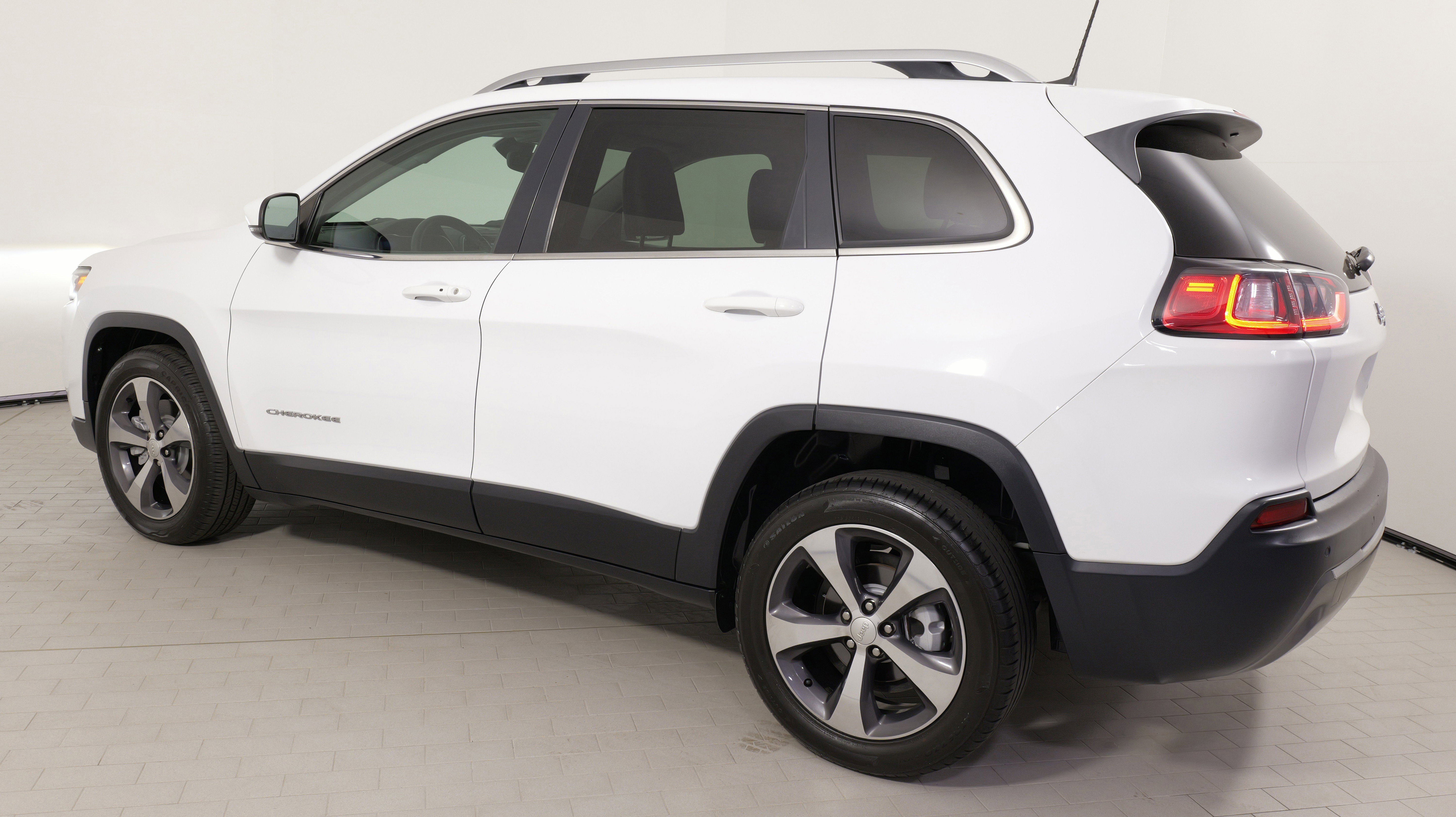 Used 2019 Jeep Cherokee Limited image 15