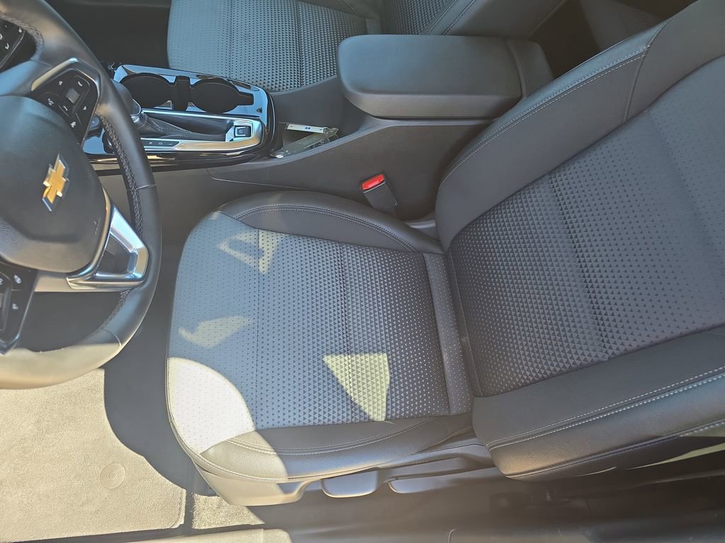 Used 2025 Chevrolet Trax LT w/ LT Convenience Package image 16