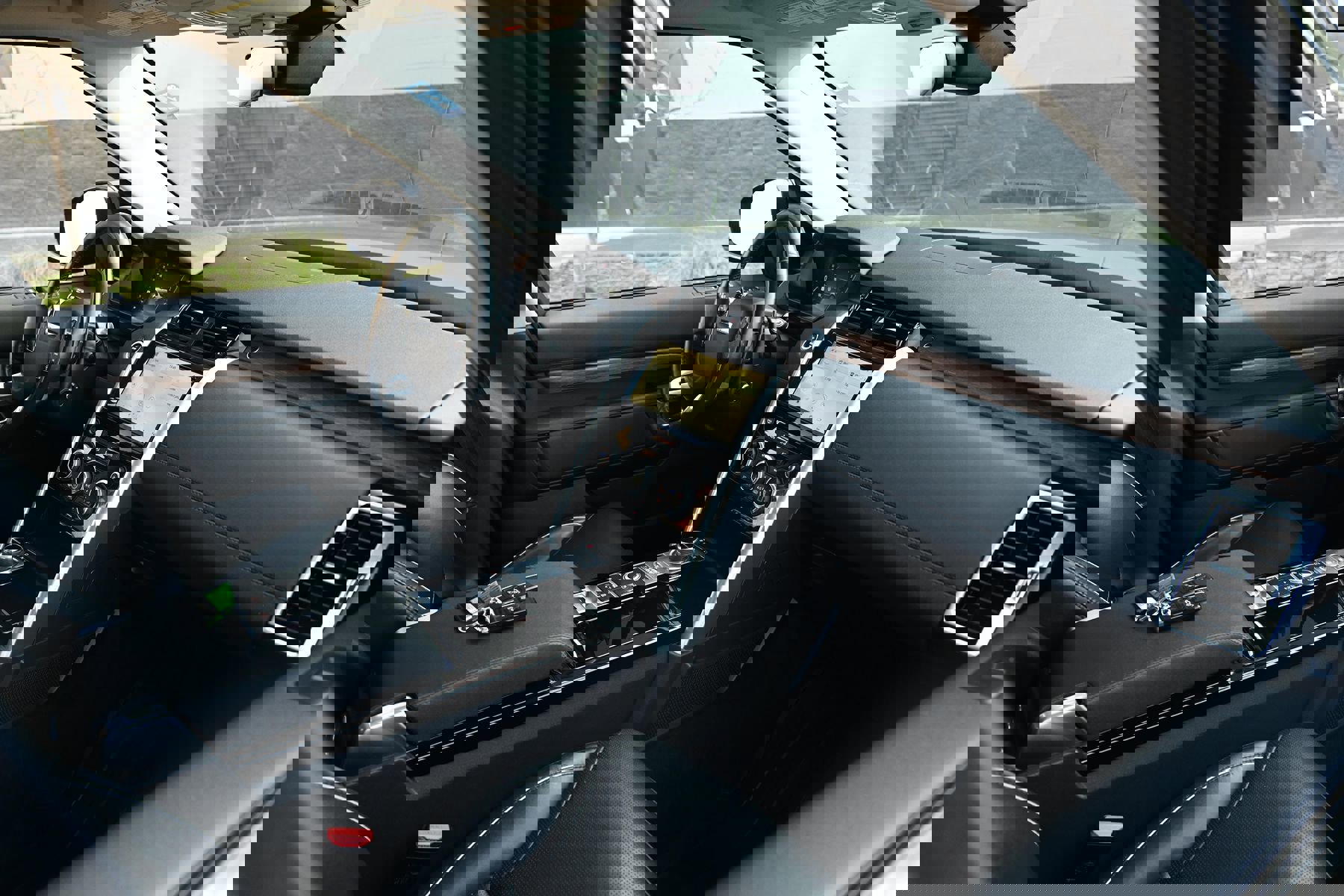 Used 2020 Land Rover Discovery HSE AWD/4WD image 12