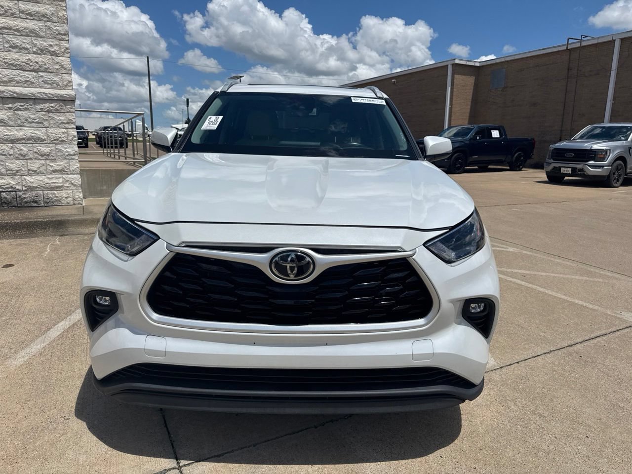 Used 2022 Toyota Highlander XLE FWD image 2
