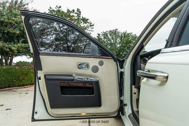 Used 2015 Rolls-Royce Ghost image 32