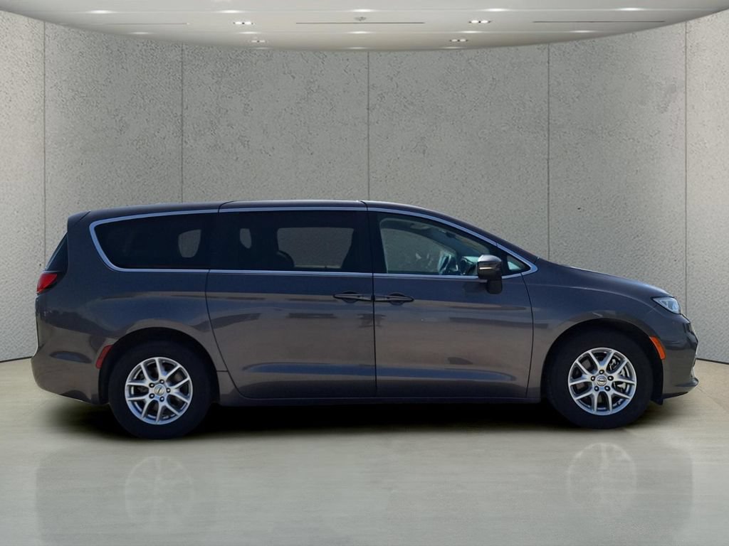 Used 2023 Chrysler Pacifica Touring-L FWD image 4