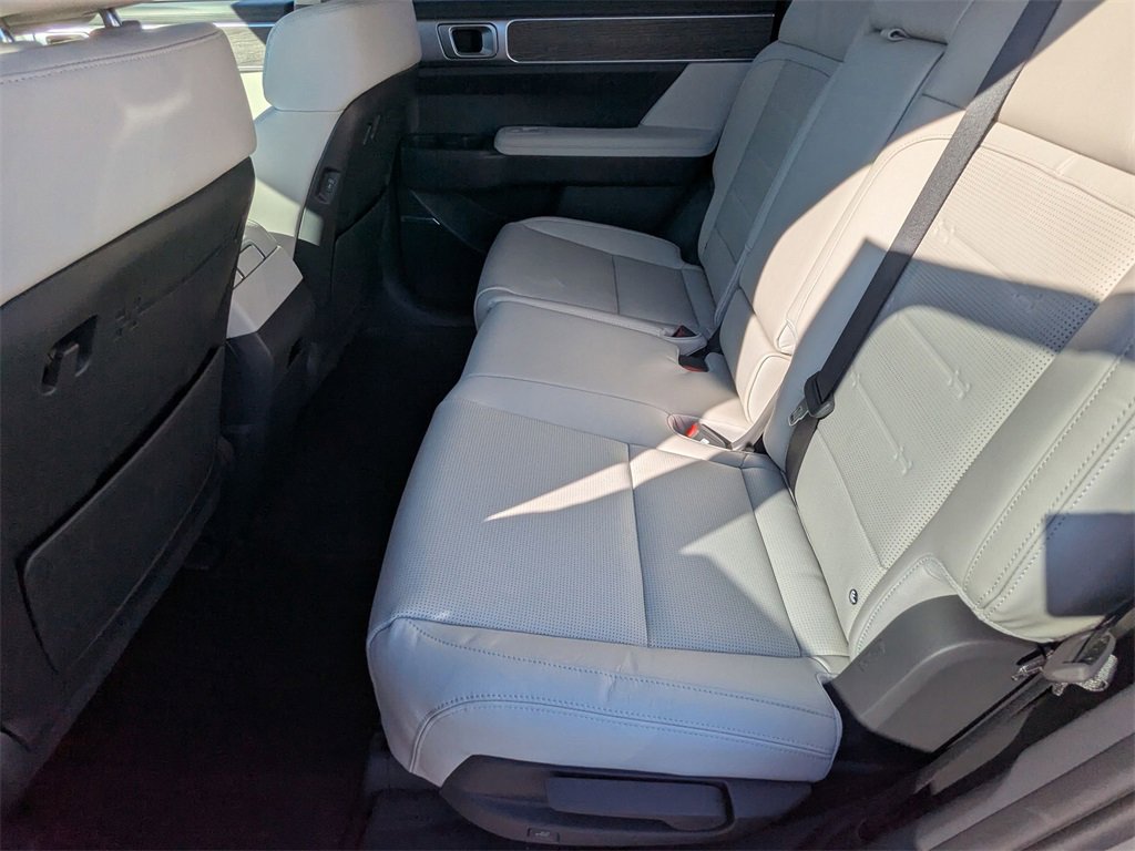 Certified 2025 Hyundai Santa Fe Limited image 18