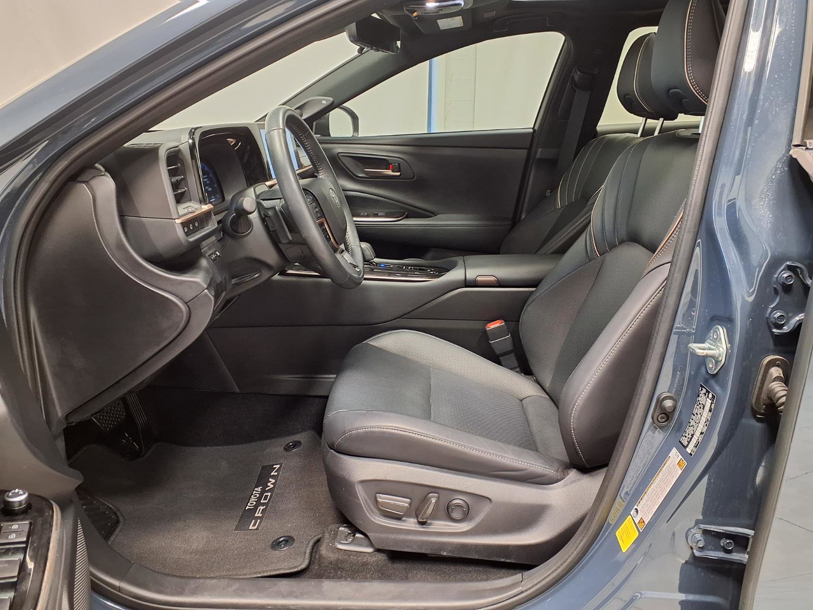 Used 2025 Toyota Crown Signia w/ Advanced Technology Package image 25