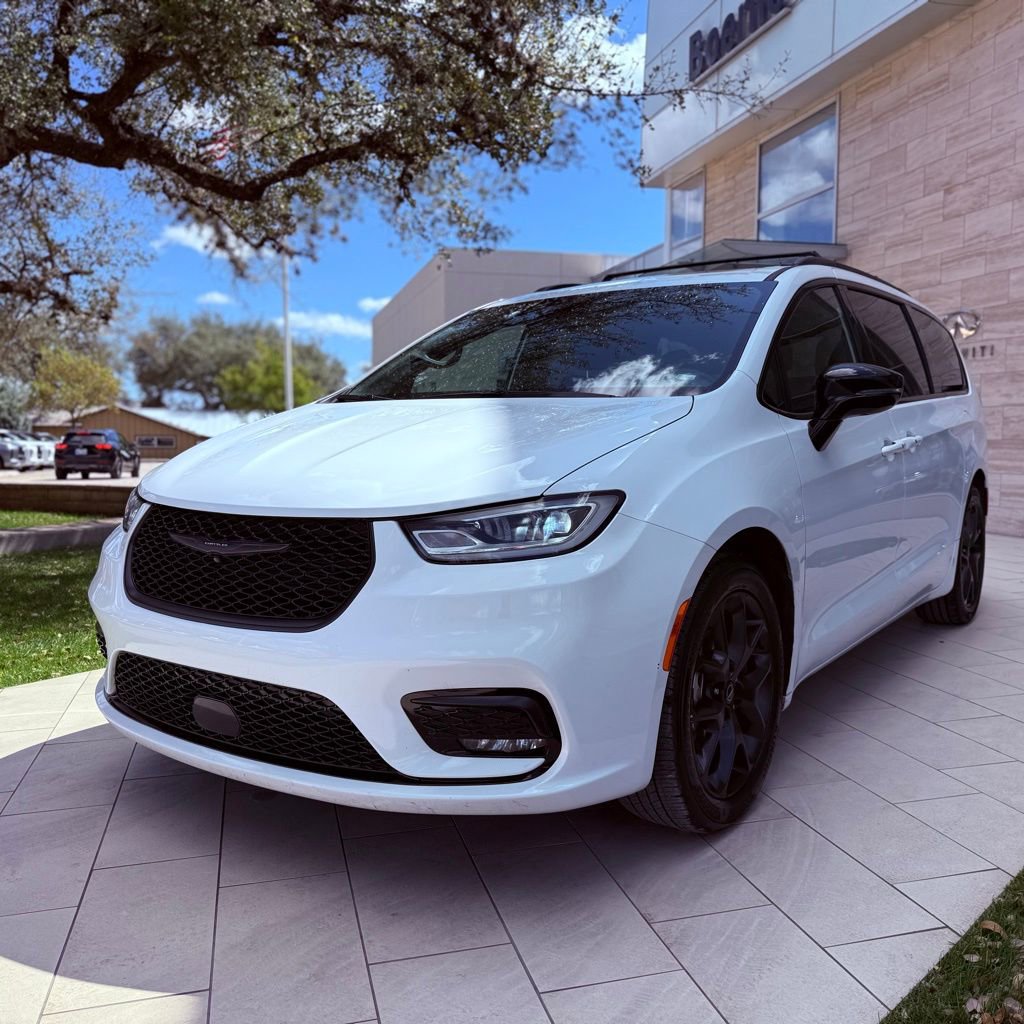 Used 2025 Chrysler Pacifica Limited image 2