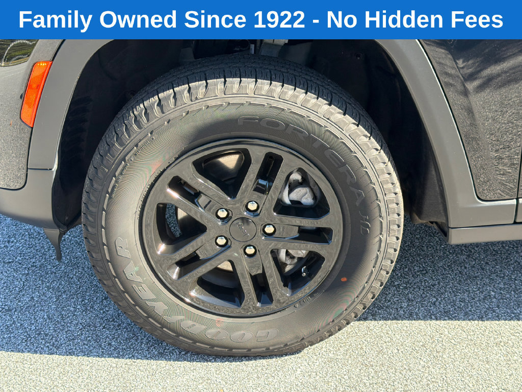 Used 2025 Jeep Grand Cherokee Laredo AWD/4WD image 11