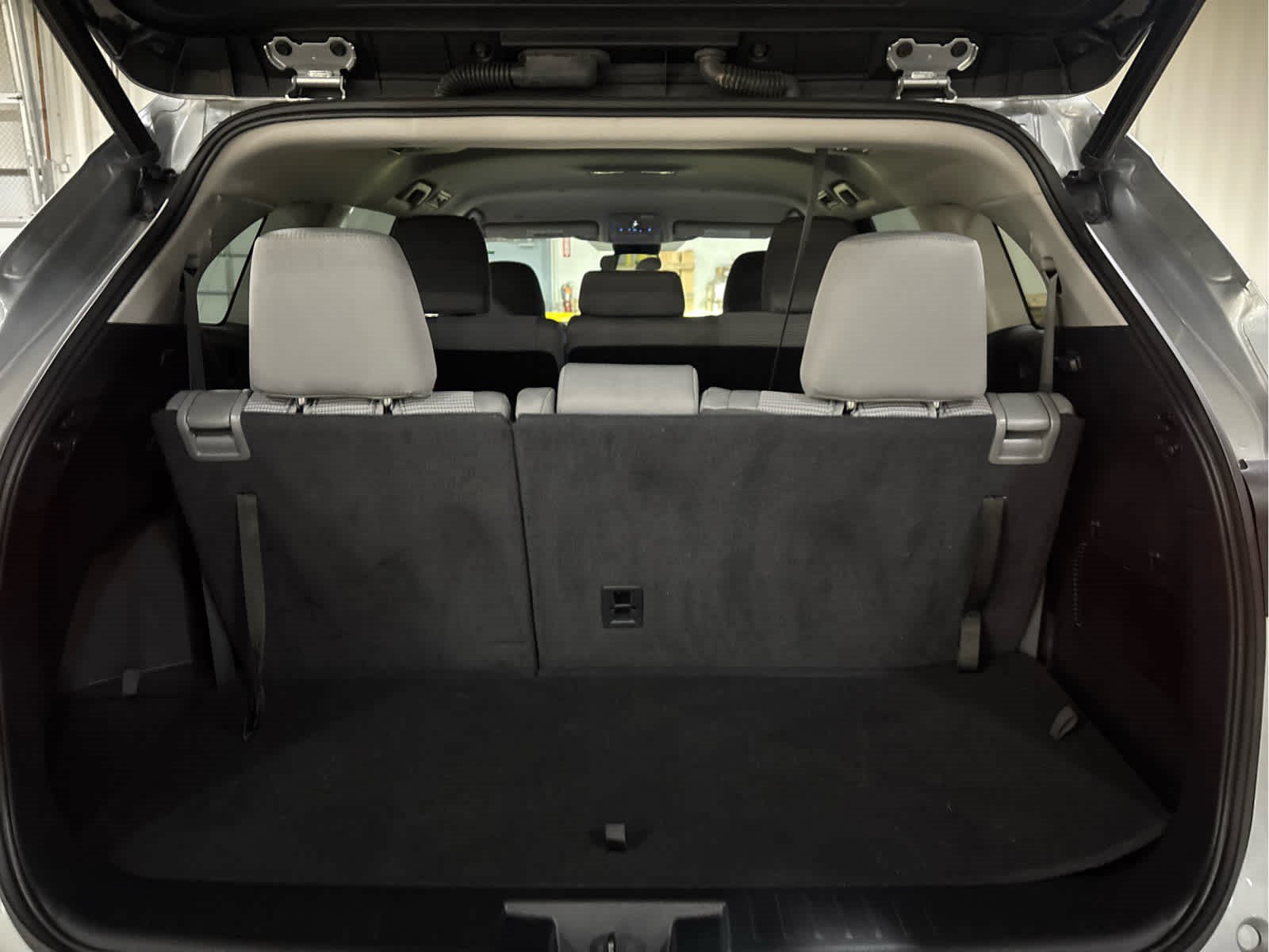 Used 2022 Toyota Highlander LE AWD/4WD image 11
