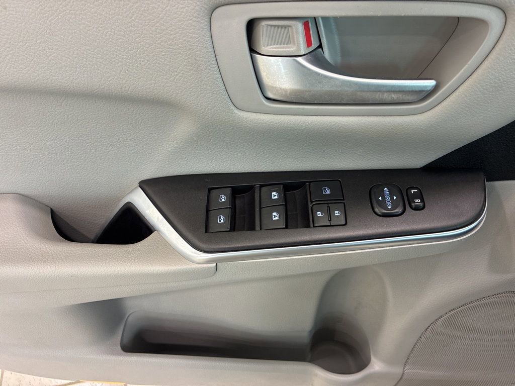 Used 2017 Toyota Camry SE w/ Moonroof Package image 18
