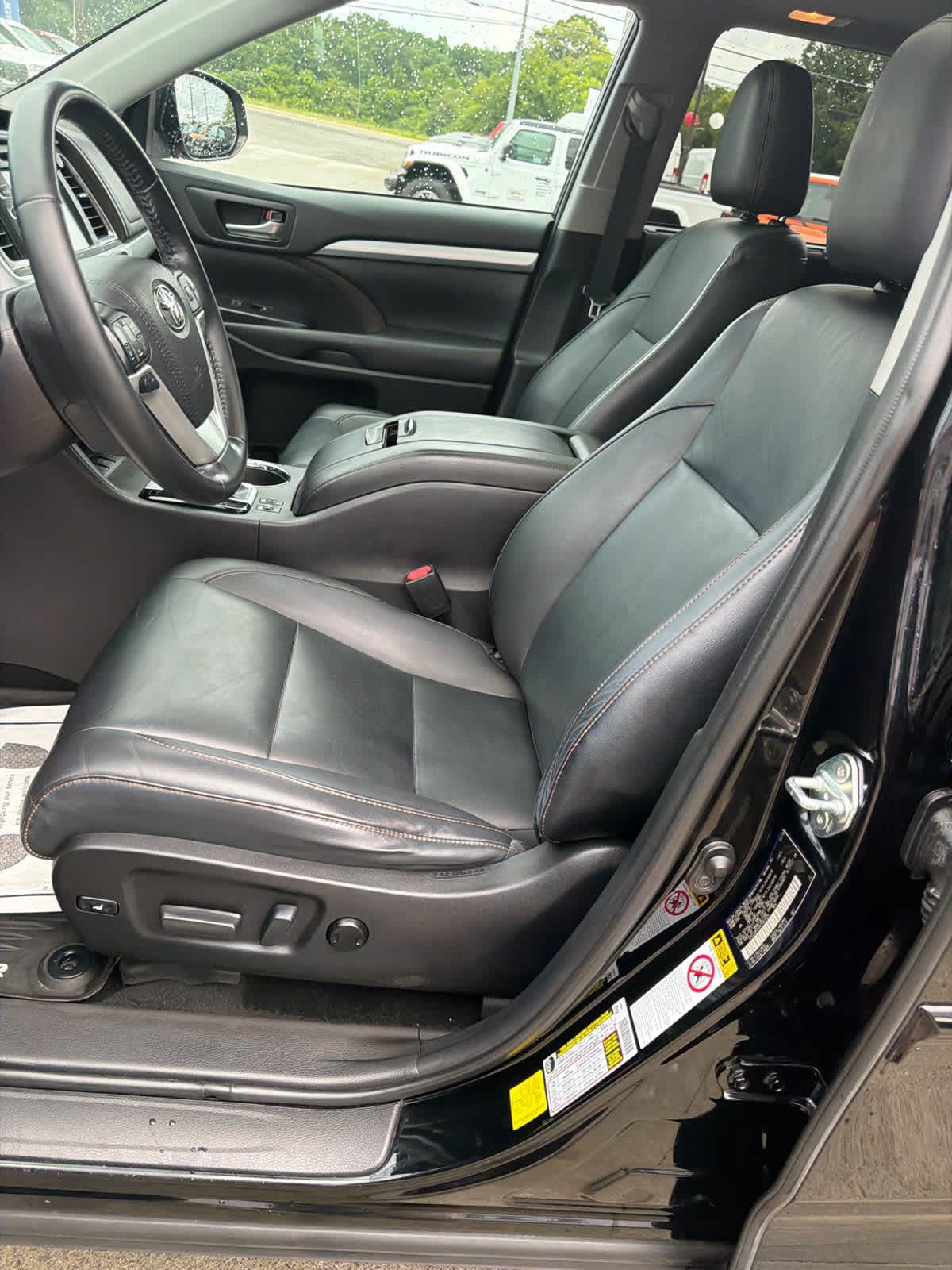 Used 2019 Toyota Highlander XLE AWD/4WD image 14