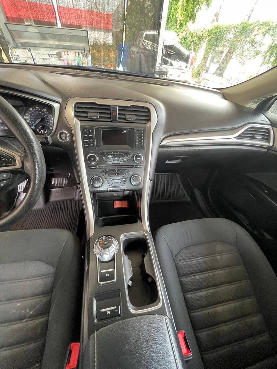 Used 2017 Ford Fusion SE FWD image 7