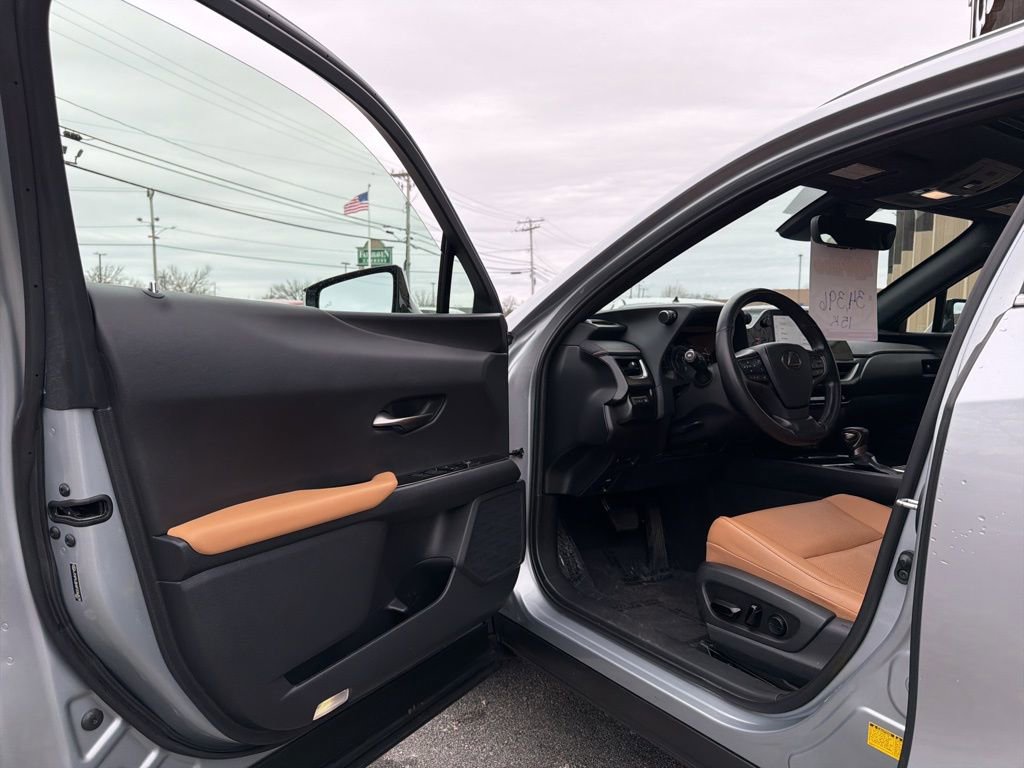 Used 2023 Lexus UX 250h AWD w/ Premium Package image 9