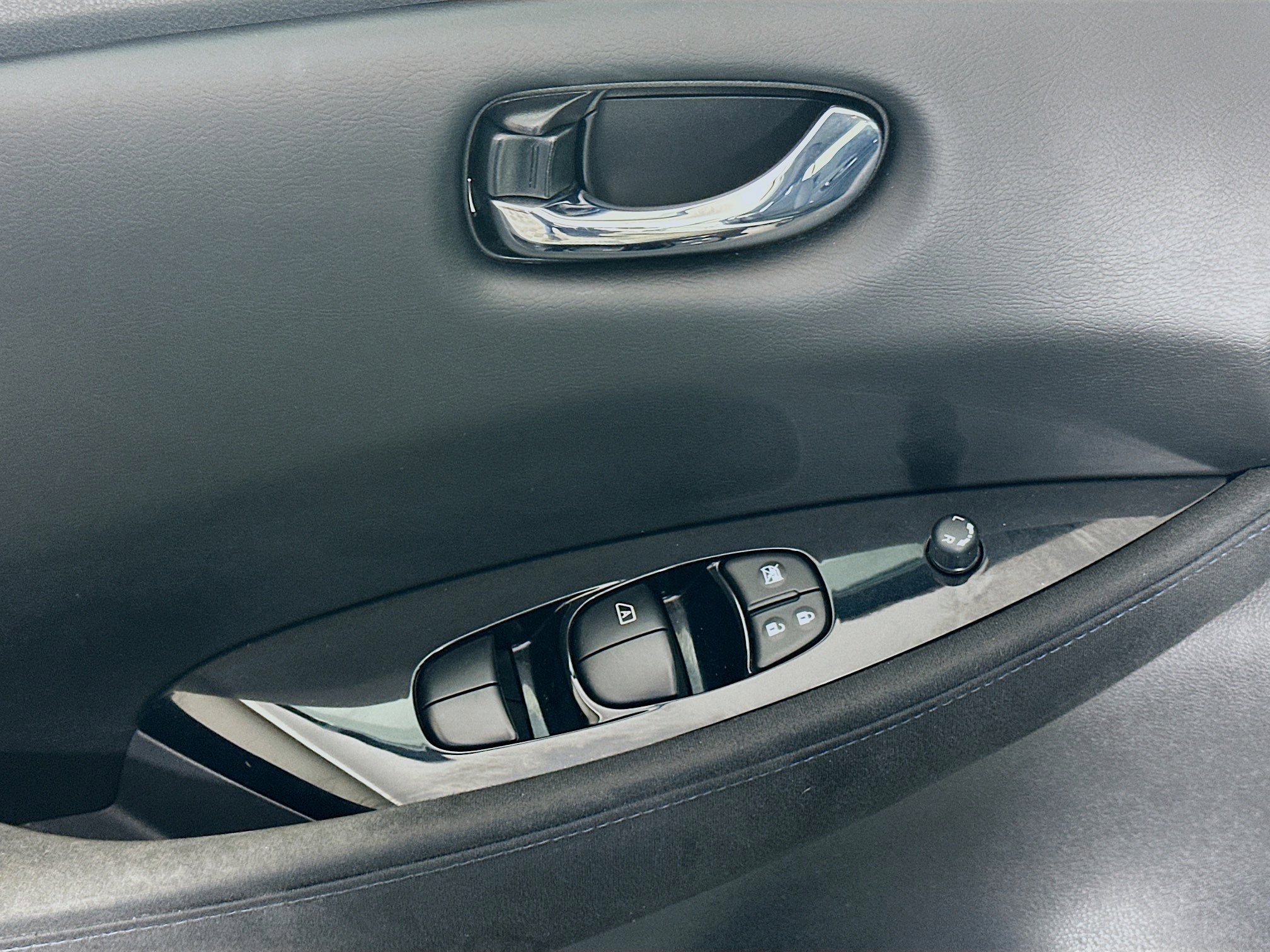 Used 2017 Nissan Leaf SV w/ Premium Package image 15