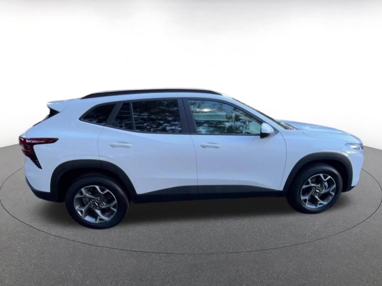 Used 2025 Chevrolet Trax LT w/ LT Convenience Package image 16