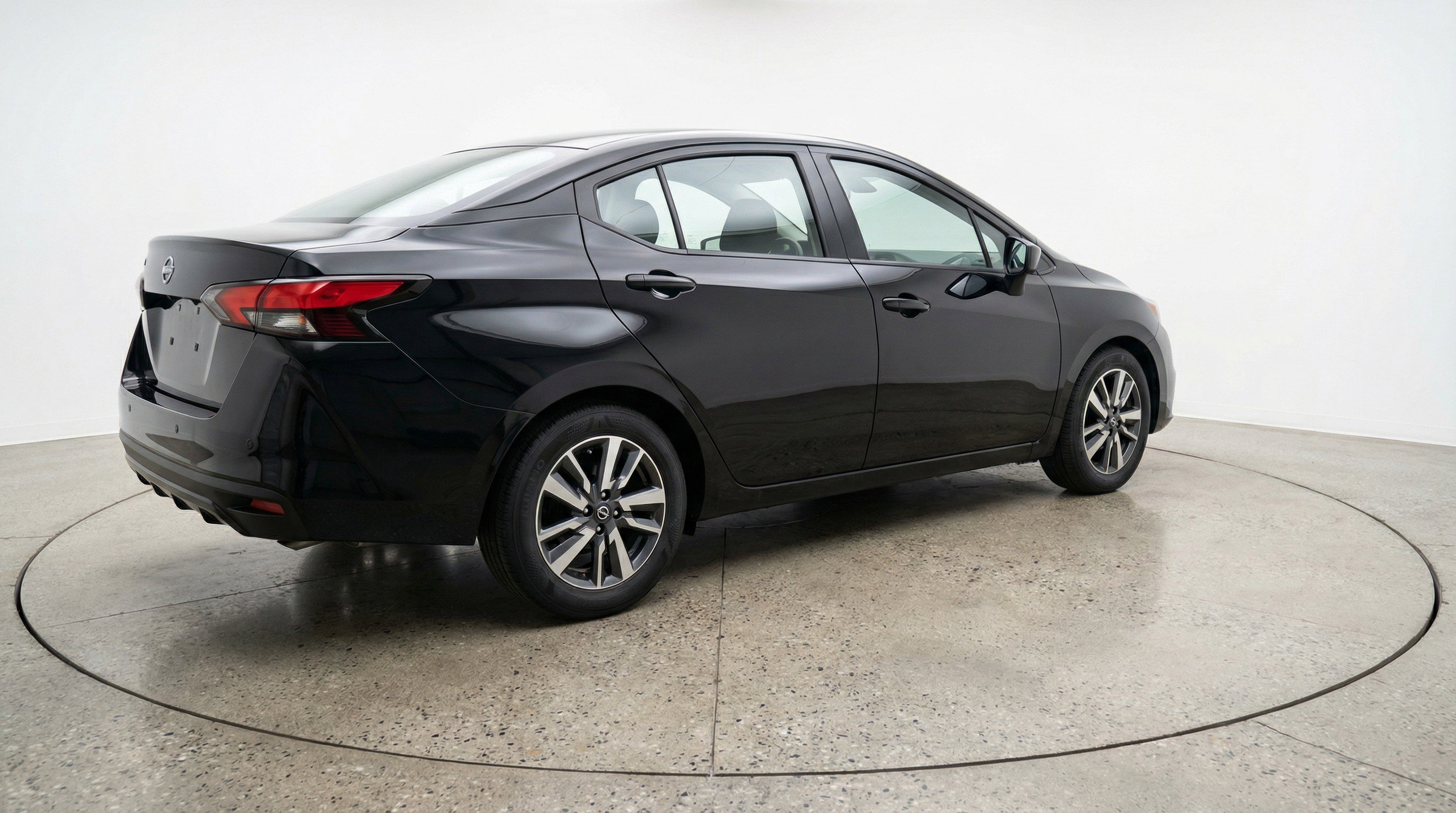 Used 2025 Nissan Versa SV image 9