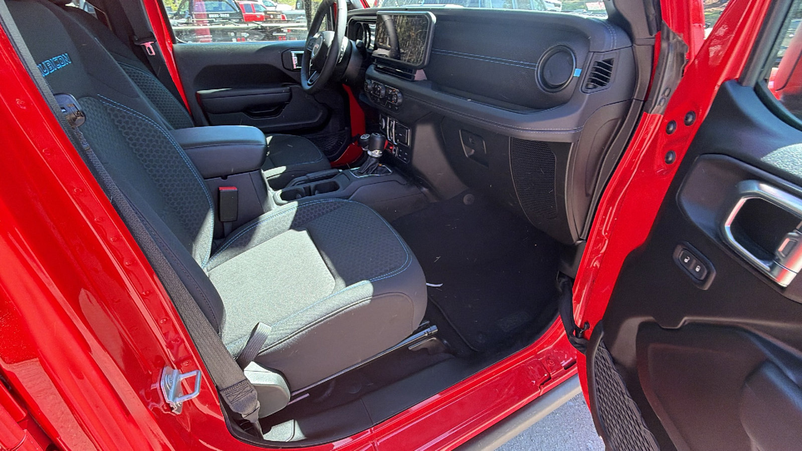 Used 2025 Jeep Wrangler Unlimited Rubicon 4xe w/ Convenience Group AWD/4WD image 19